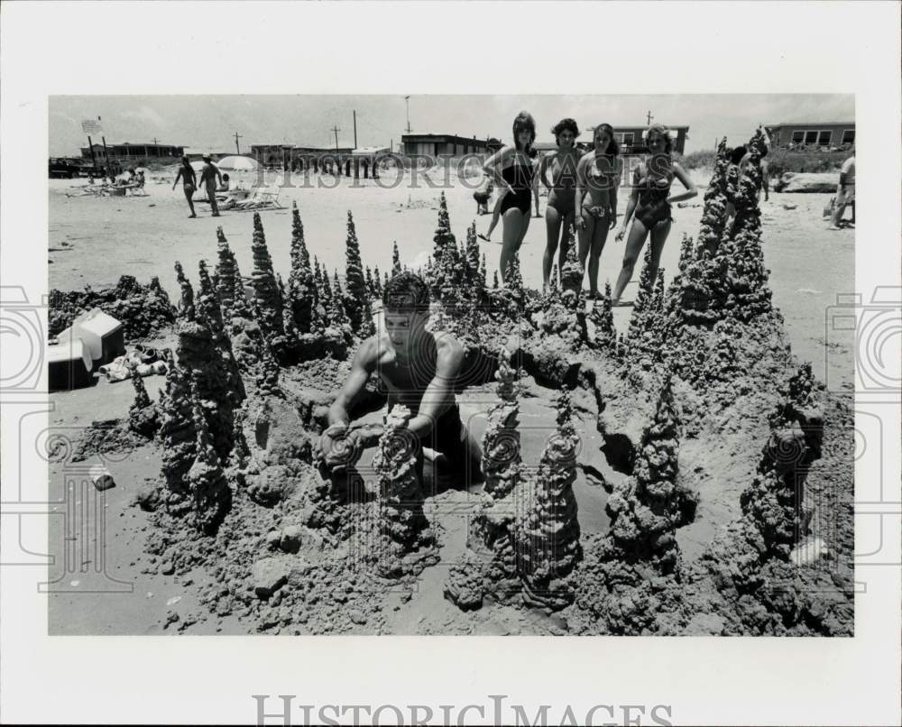 1982 Press Photo Mike McGraw Building Crystal Beach Sand Castle For Contest- Historic Images