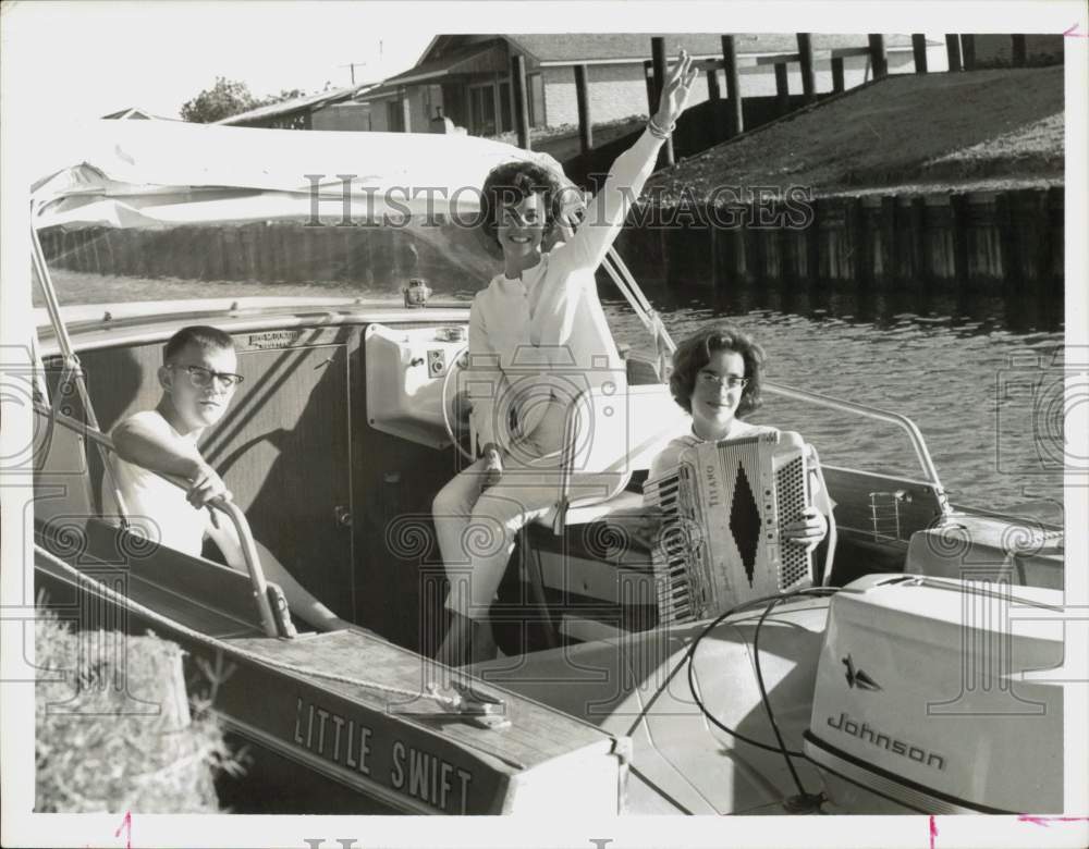 1963 Press Photo Mrs. J. Edwin Swift & Daughter in Yacht at Lazy Bend Home, TX