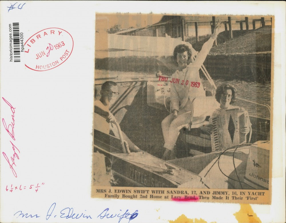1963 Press Photo Mrs. J. Edwin Swift & Daughter in Yacht at Lazy Bend Home, TX