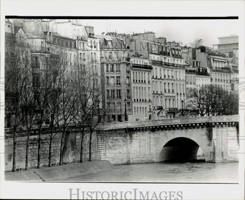 1978 Press Photo Bridge and Apartment Buildings in Paris, France - hpa45197