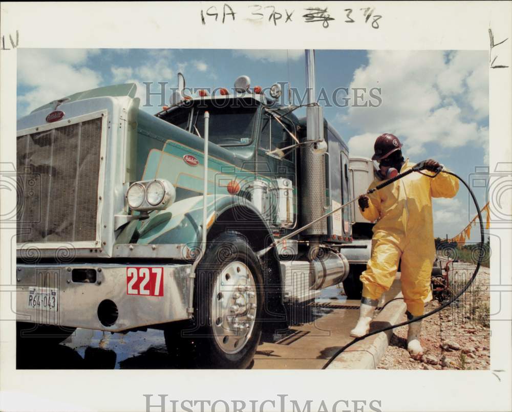 1989 Press Photo Ricky Alford Works at Geneva Waste Site, Texas - hpa45309- Historic Images