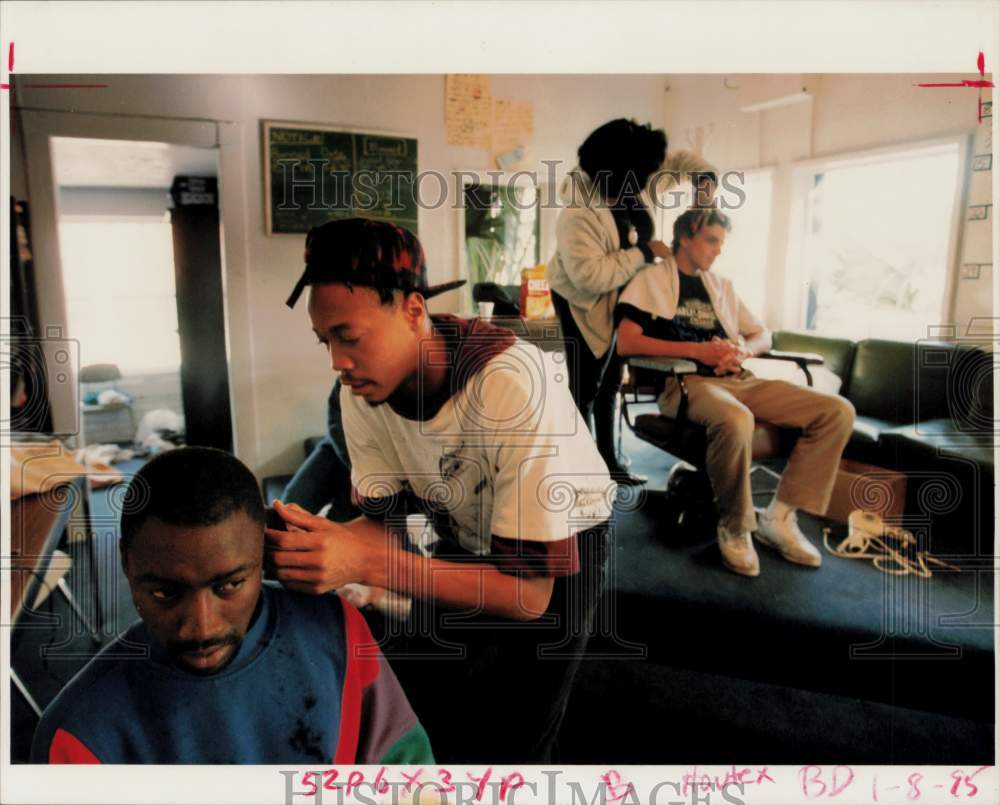 1995 Press Photo Houston Institute for Protection of Youth Clients Get Haircuts- Historic Images