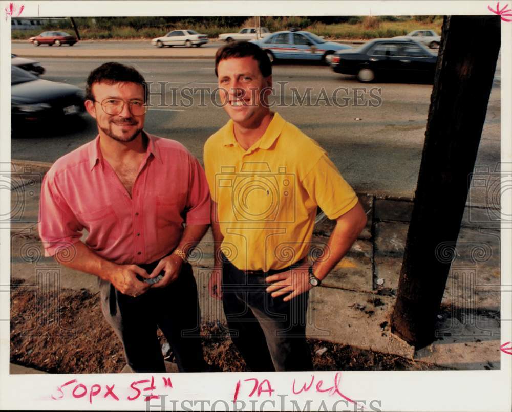 1993 Press Photo Alan Waters and Stephen Simmons at Site of HPD Squad Car Crash- Historic Images