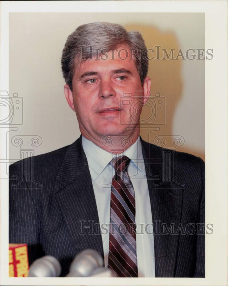 1990 Press Photo T.P. Bryant, Jr. Talks About Experience in Kuwait City
