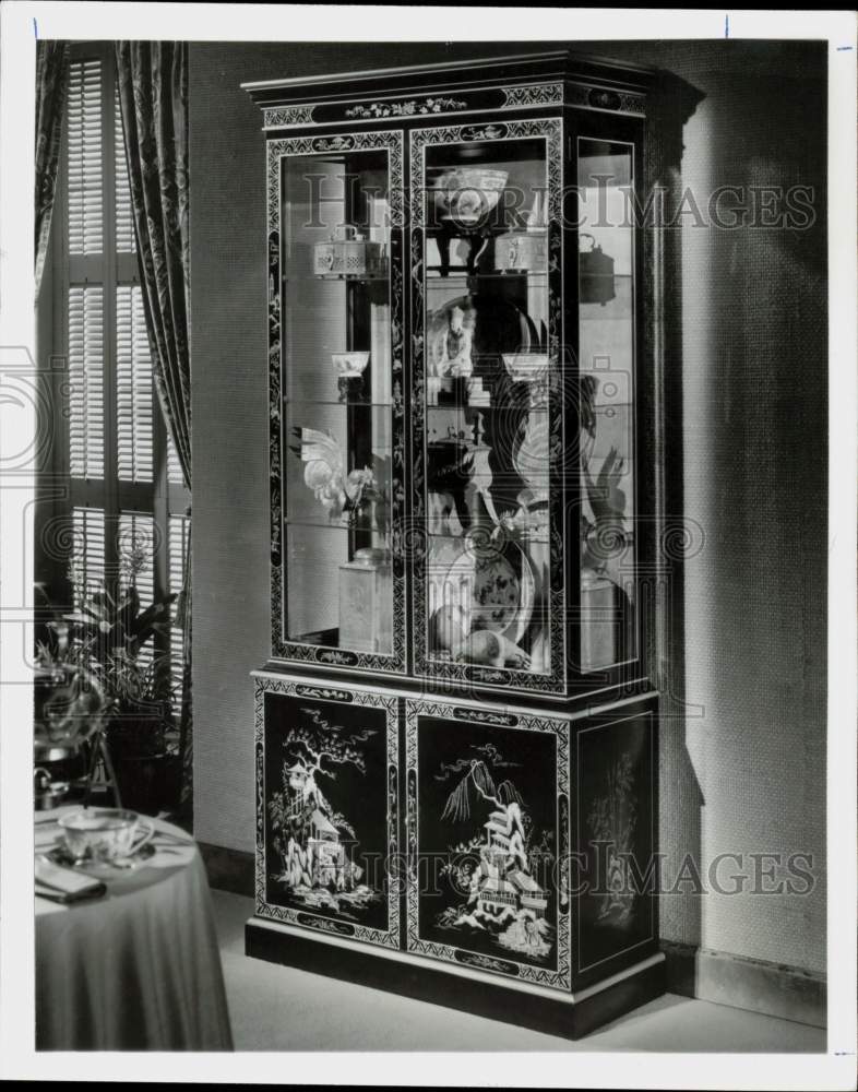 1976 Press Photo Glass Case Filled with Items - hpa45704