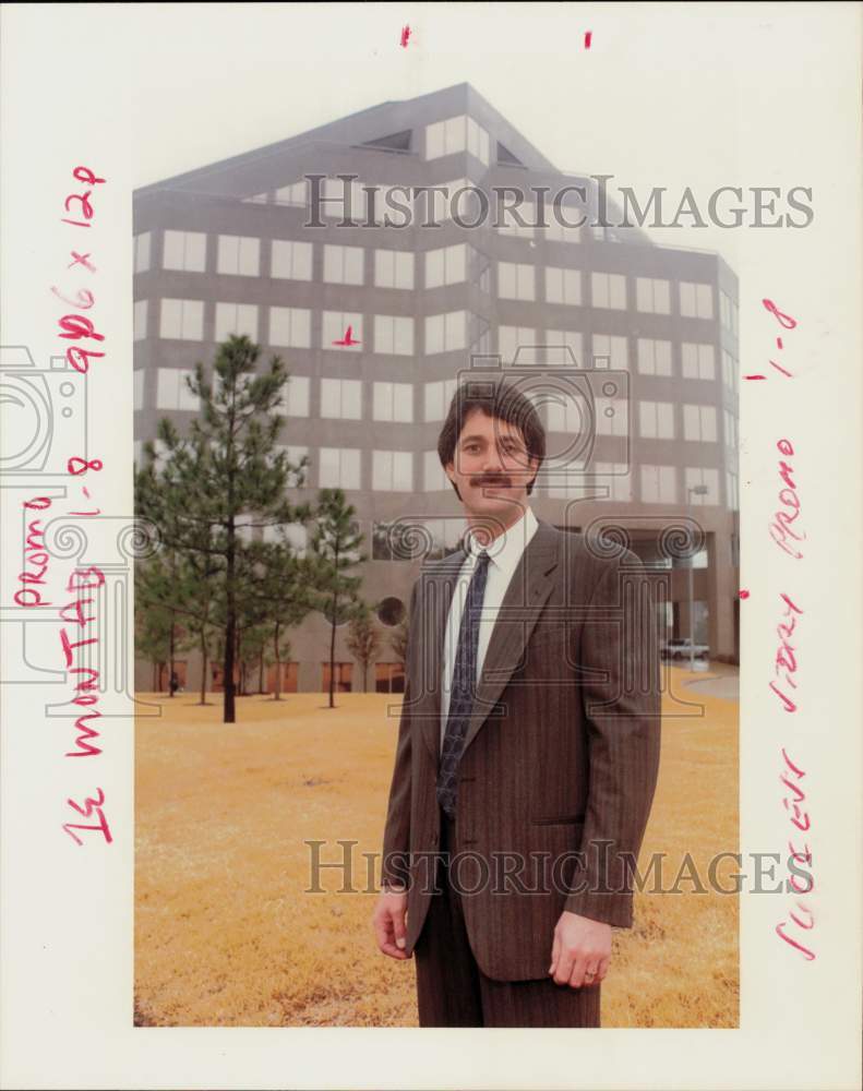 1990 Press Photo Paul I. Brown, MMAR Group, Stands Outside Commonwealth Banking- Historic Images