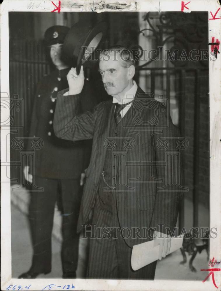 1959 Press Photo English Statesman Neville Chamberlain Tips His Hat, England- Historic Images