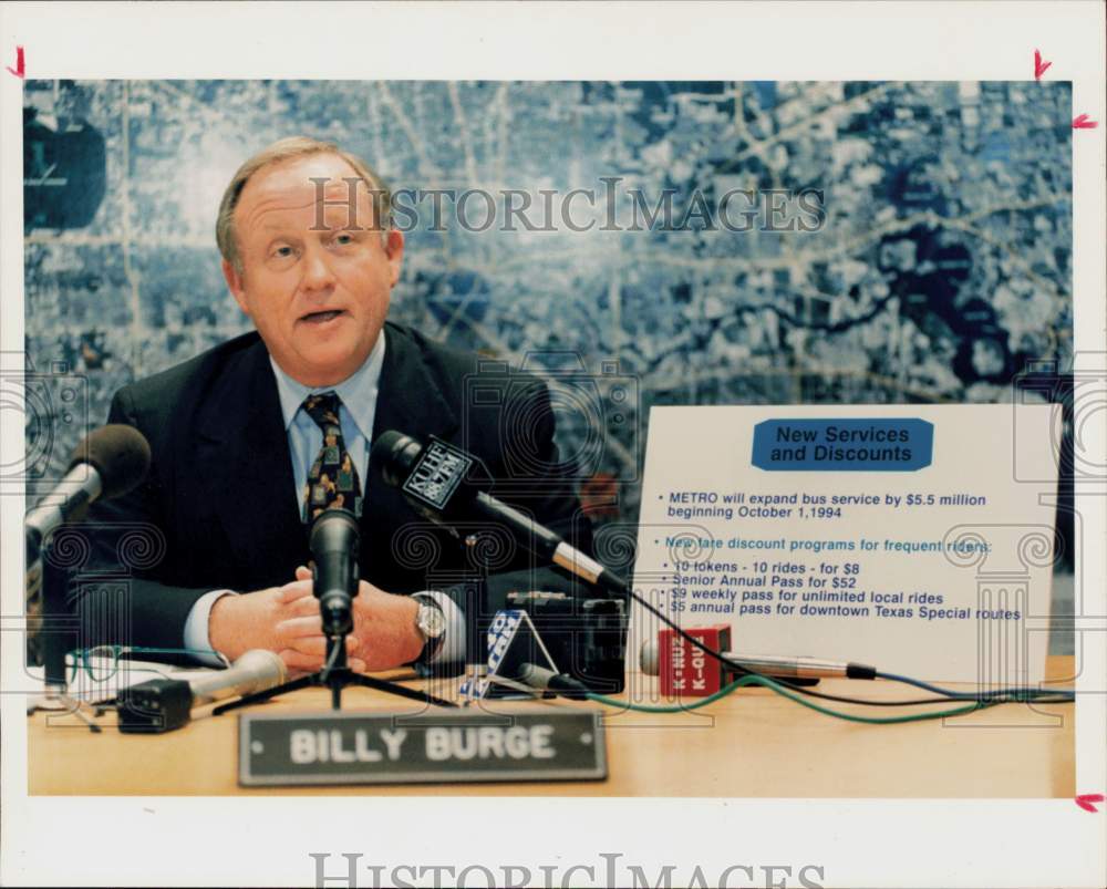 1994 Press Photo METRO Chair Billy Burge Talks Fare Increase with Press, Texas