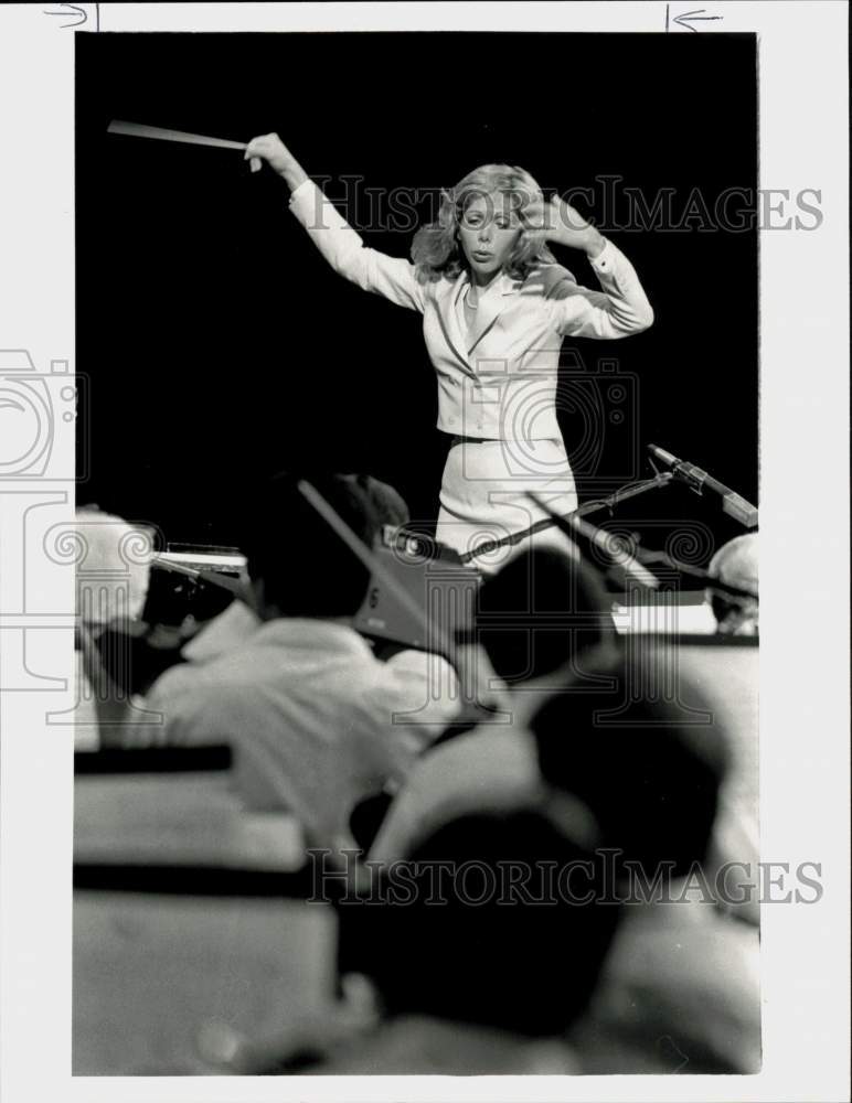 1986 Press Photo Victoria Bond Conducts Houston Symphony at Miller Theatre, TX- Historic Images