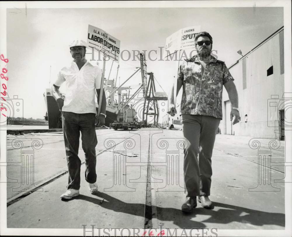 1977 Press Photo William Adams, Stoney Burk Picket at Port of Houston, Texas- Historic Images