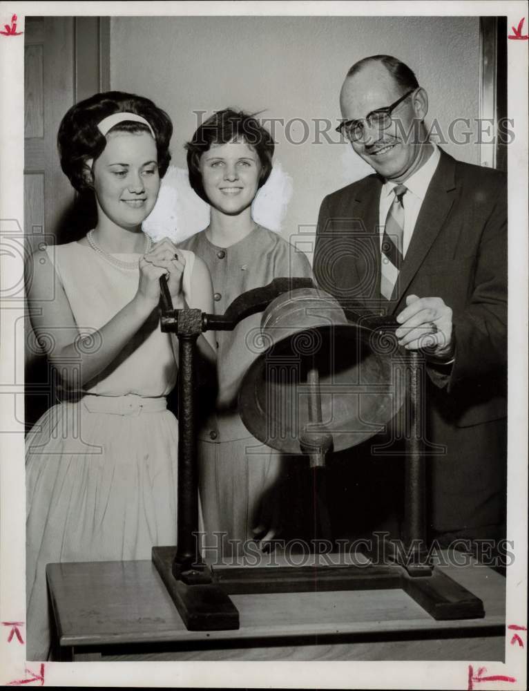 1963 Press Photo Roscoe Bayless and Students Betty Hord and Lynn Henry