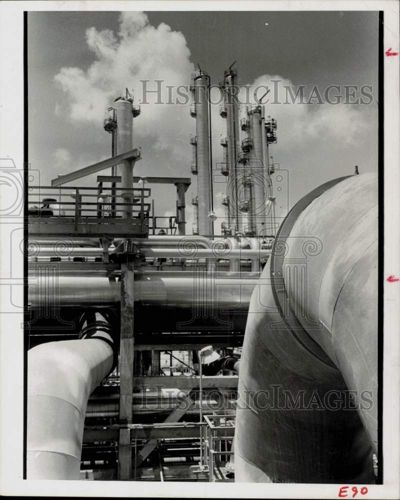 1975 Press Photo Towers above Olefins Unit at Refinery, Texas - hpa52594- Historic Images