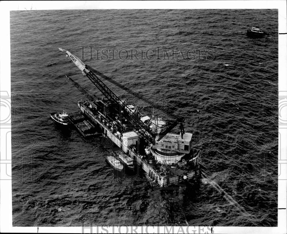 1974 Press Photo Barge Laying Pipe in Gulf of Mexico for Gas Line to Midwest- Historic Images