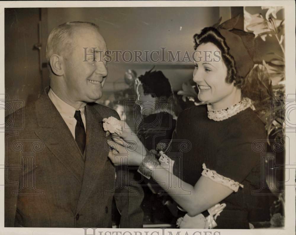 1938 Press Photo Actor George M. Cohan Buys Flower from Betty Compton Walker, NY- Historic Images