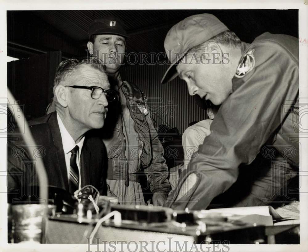 1968 Press Photo Frank Cox, Captains John Bray and Ted Burger view report.- Historic Images