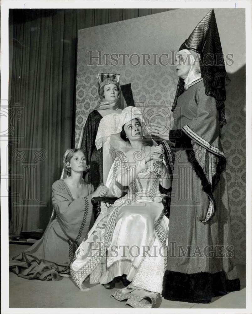 1965 Press Photo Victoria Davis with other Houston Shakespeare Society actors.- Historic Images