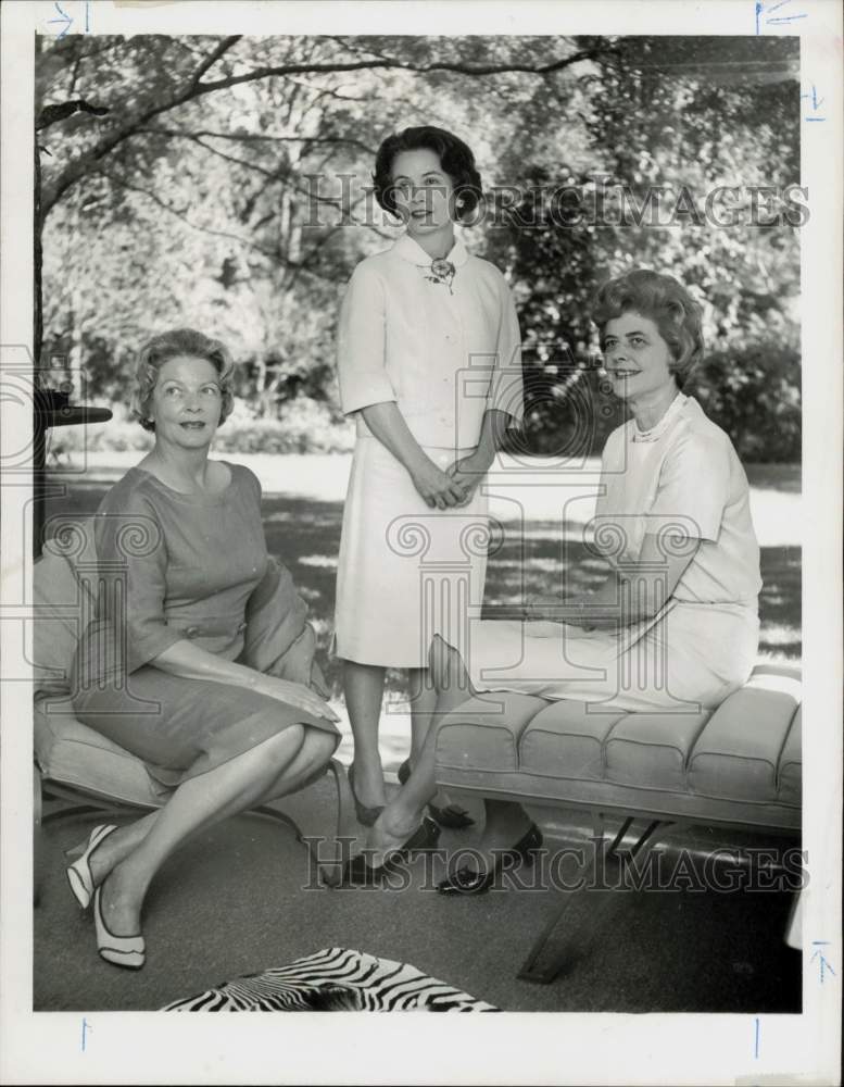 1963 Press Photo Mrs. Frank Whitley poses with Garden Club members. - hpa56377- Historic Images