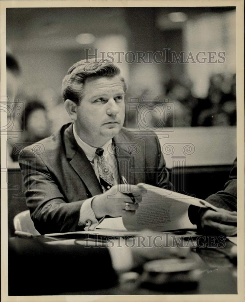 1967 Press Photo Lindon Williams, Texas State Representative, reads document.- Historic Images