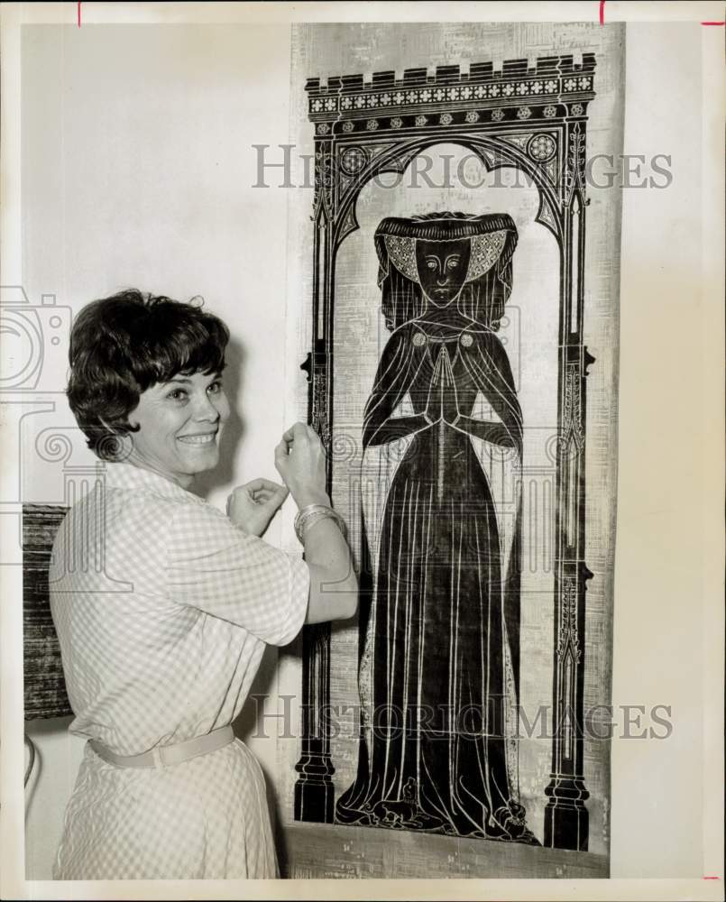 1968 Press Photo Mrs. Leroy Williams shows grave rubbing of Eleanor Culpepper.- Historic Images