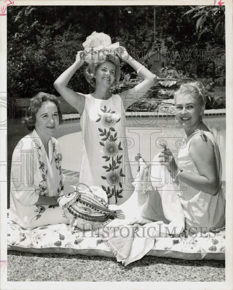 1965 Press Photo Mrs. Clayton Warr and Lakewood Yacht Club members show fashions- Historic Images