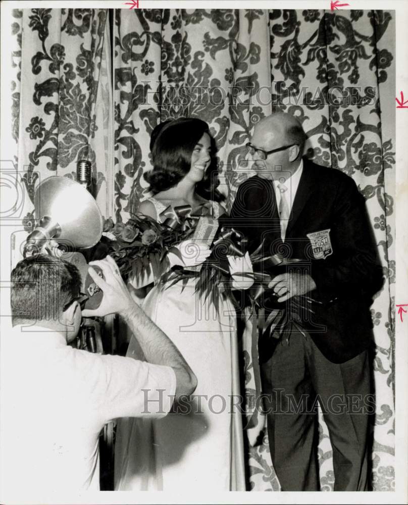 1965 Press Photo Priscilla Warwick presented Model Co-ed award by Robert Faloon- Historic Images