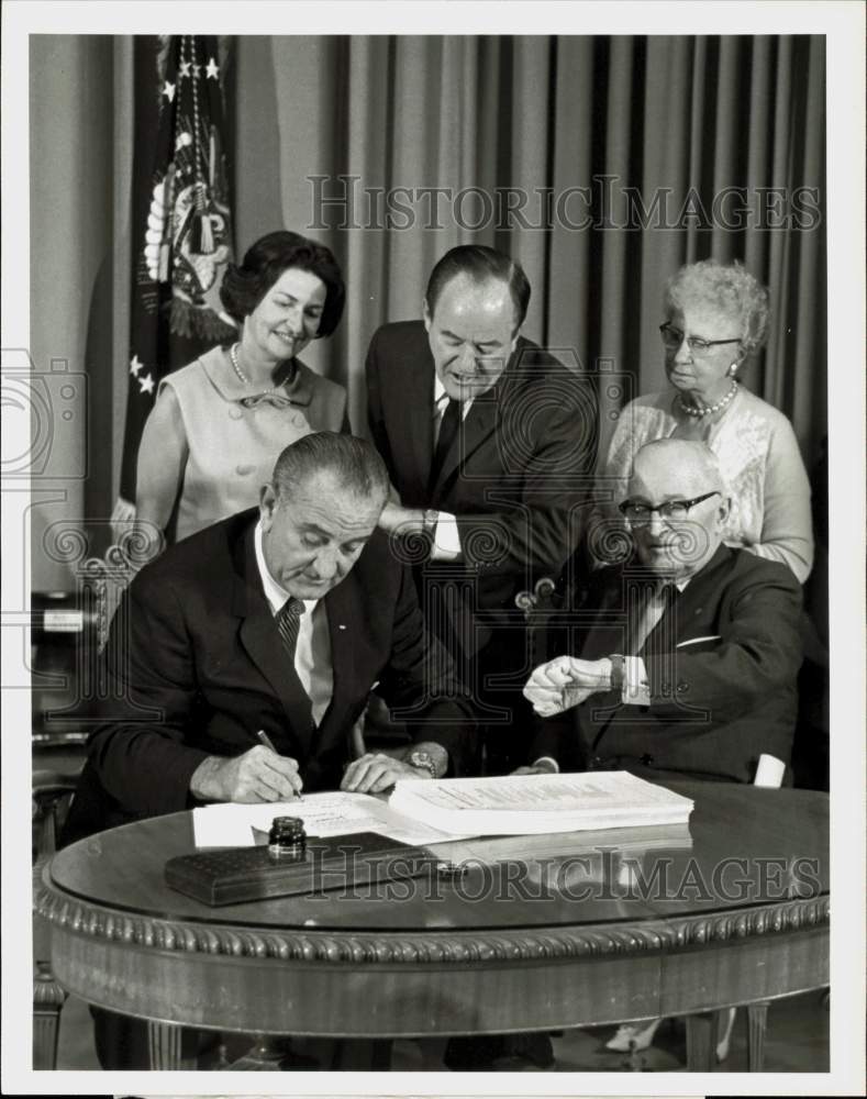 1965 Press Photo President Lyndon Johnson signs Medicare Bill as officials watch- Historic Images