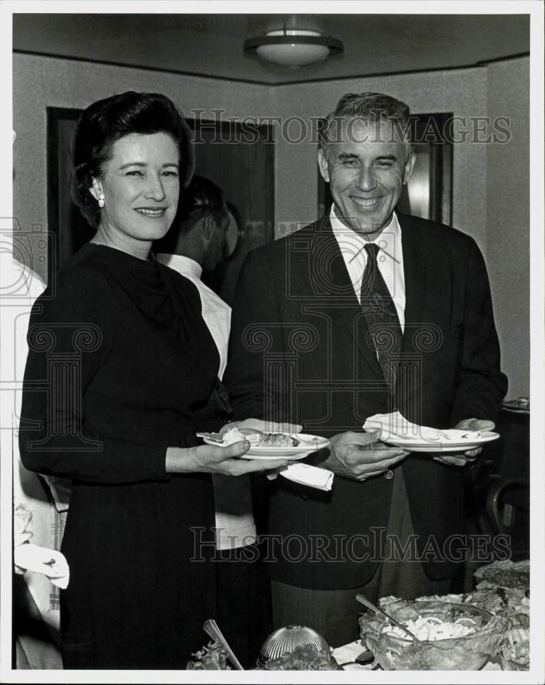 1966 Press Photo Georgia Wisehart and Wellington Abbey at ship&#39;s cocktail party.- Historic Images