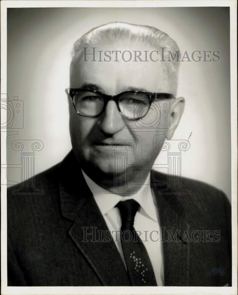 1964 Press Photo R.G. Waters, vice president of Pacific Employers Insurance.- Historic Images
