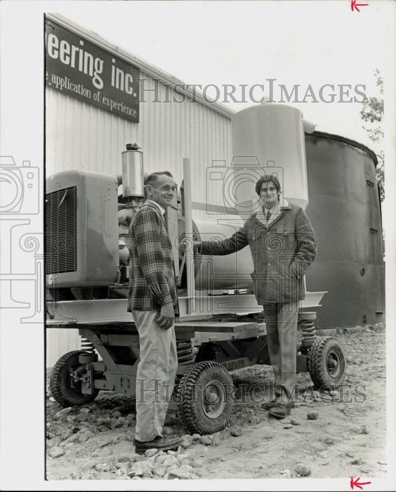 1972 Press Photo James Giese and son with Key Engineering's vacuum unit.