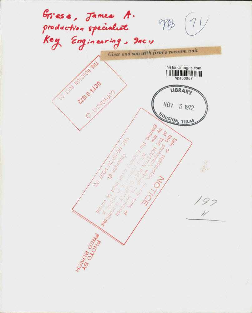 1972 Press Photo James Giese and son with Key Engineering's vacuum unit.