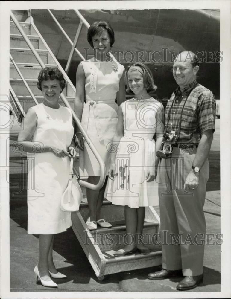 1963 Press Photo Susan Riley greeted by family at Houston International Airport.- Historic Images