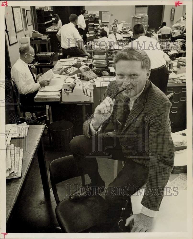 1968 Press Photo Robert Riley, author and fashion expert, poses in office- Historic Images