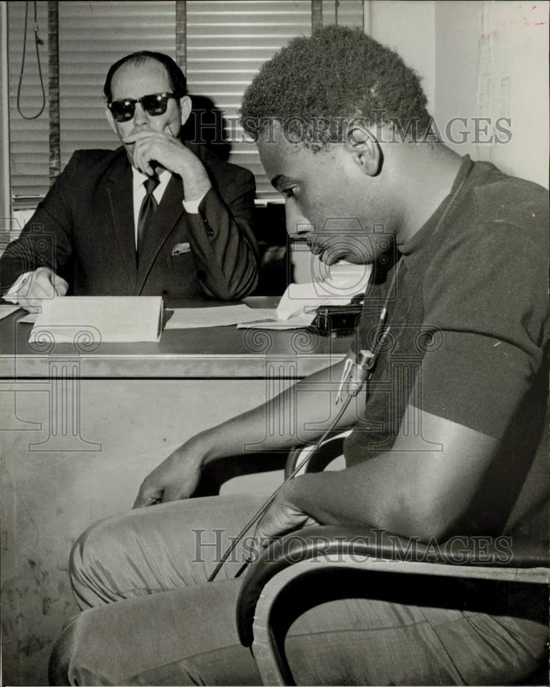 1969 Press Photo Officer Forrest Turbeville questions Louis Ethridge.- Historic Images