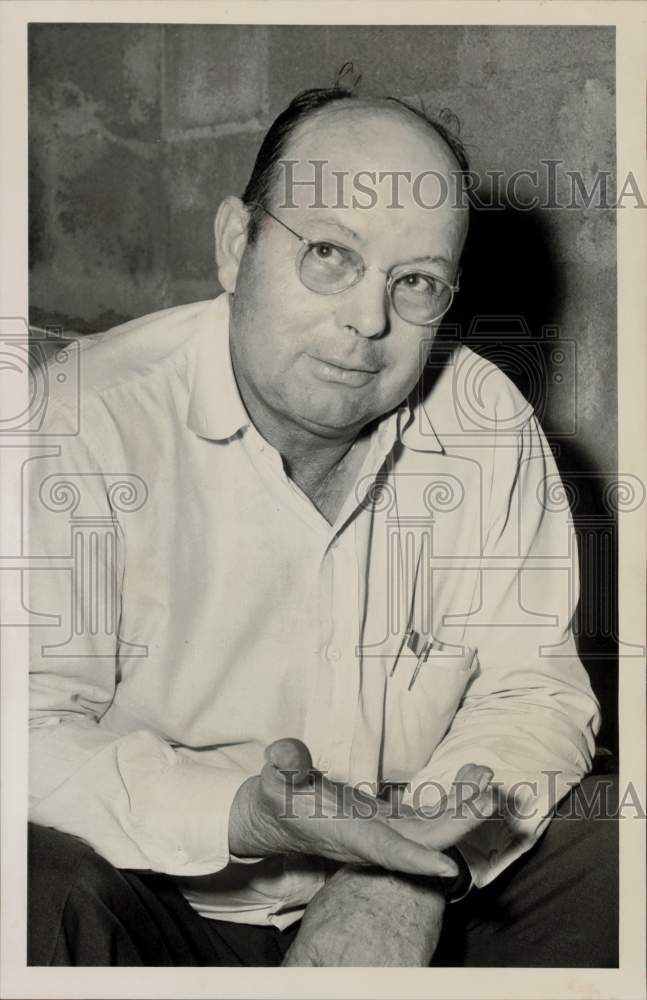 1957 Press Photo J.W. Williams shows fingers burned by radiation 2 years before- Historic Images