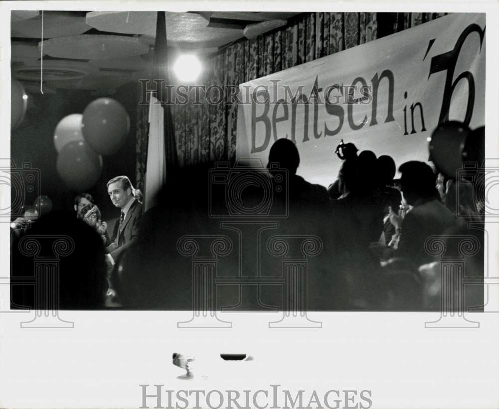 1975 Press Photo Lloyd Bentsen addresses campaign rally. - hpa57456- Historic Images