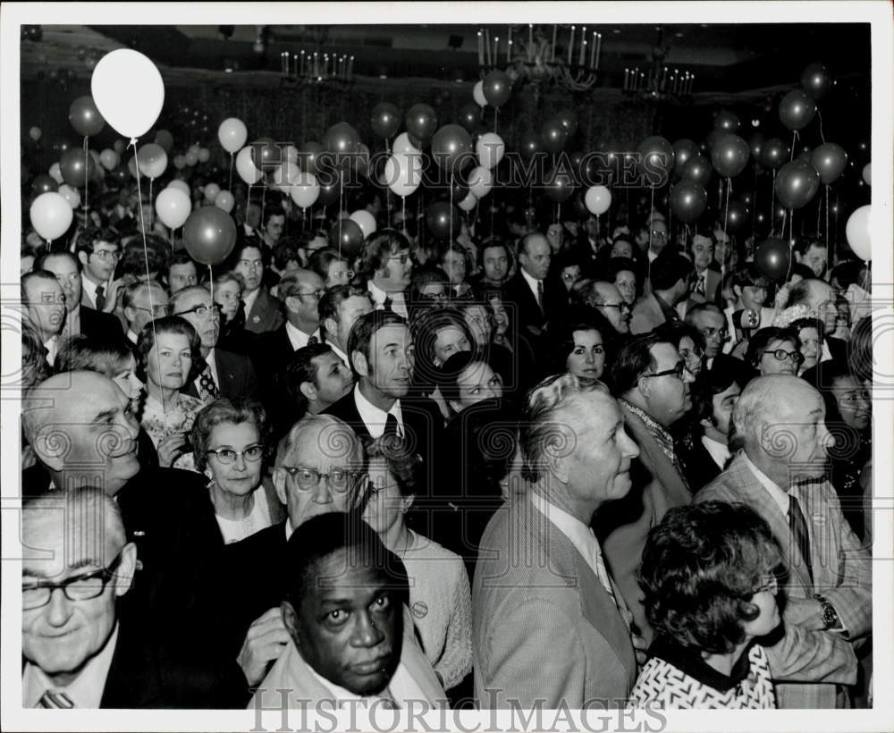 1975 Press Photo Crowd watching stage at Lloyd Bentsen&#39;s campaign rally.