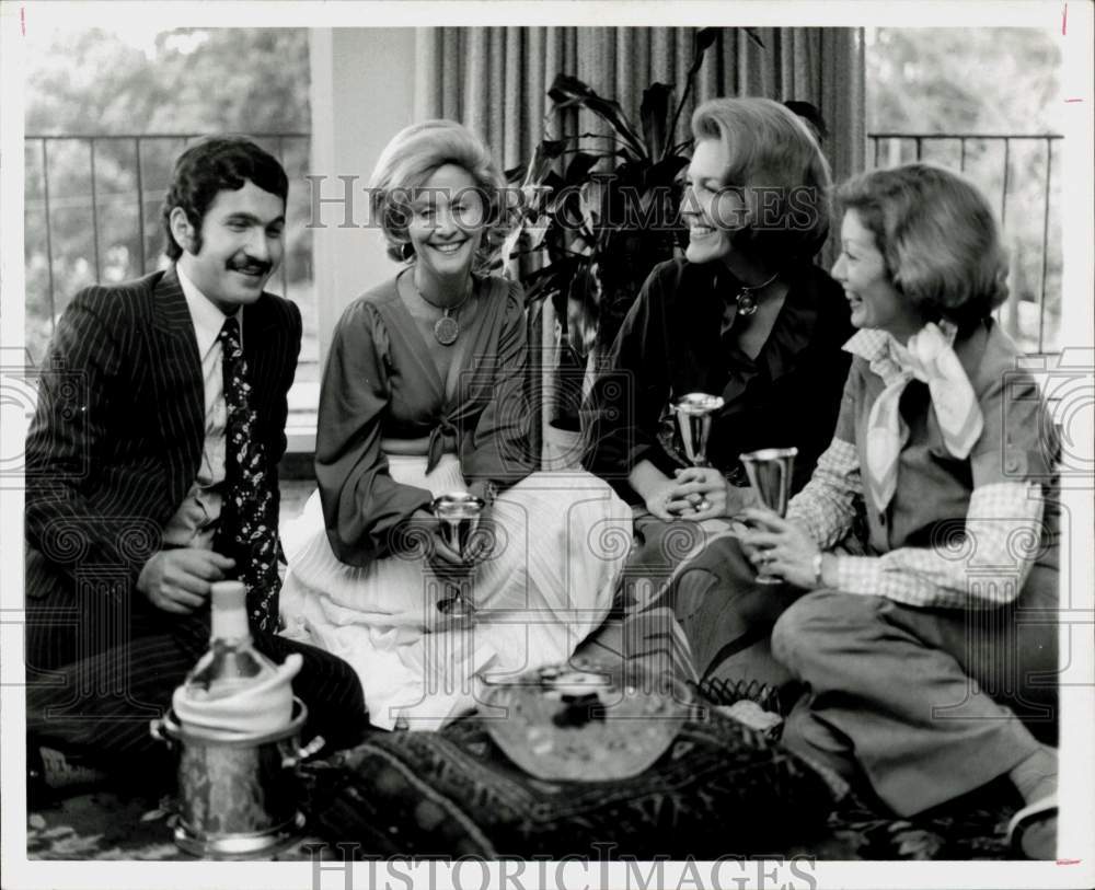 1973 Press Photo Jo Ruth Kaplan and Tin Pan Alley planning members in Houston.- Historic Images