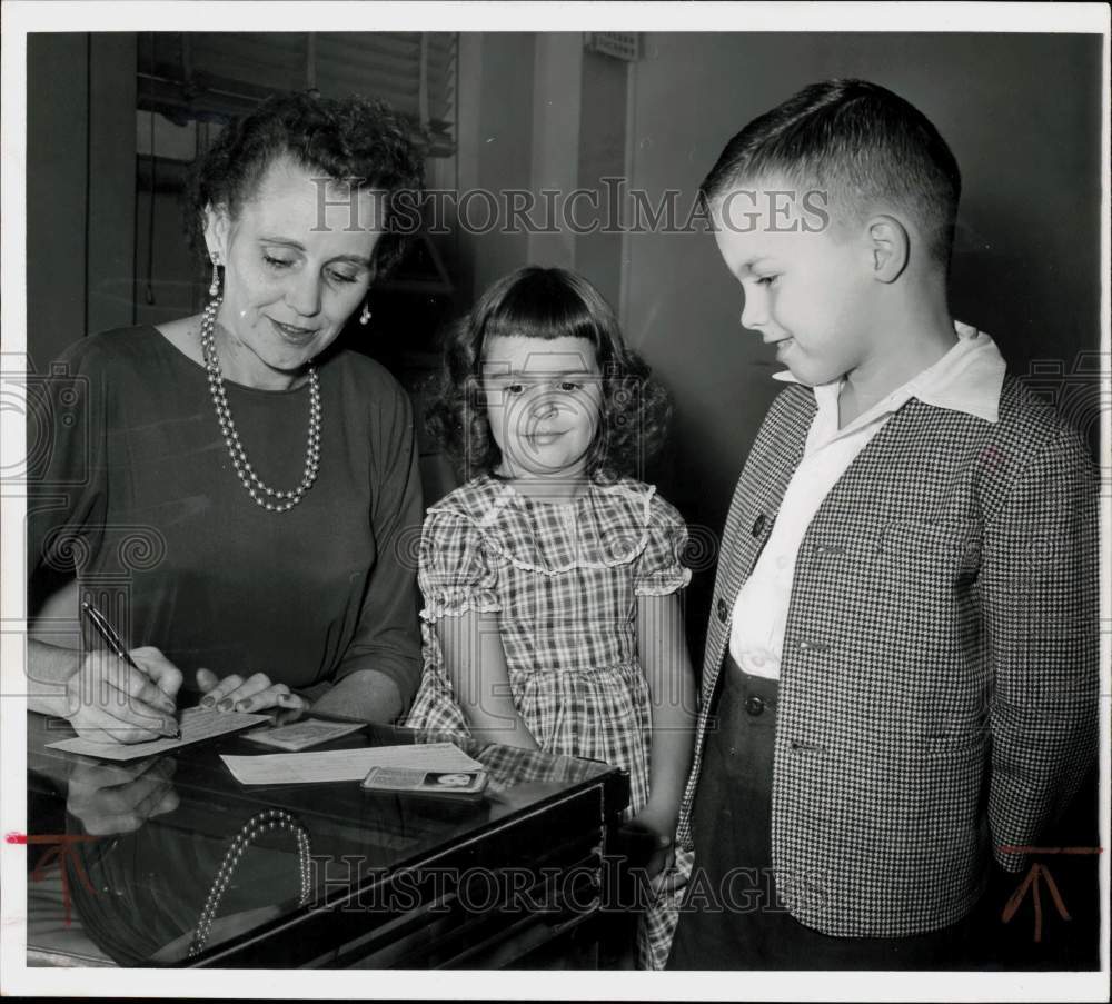 1960 Press Photo Mary Bishop and children register as aliens at Federal Building- Historic Images