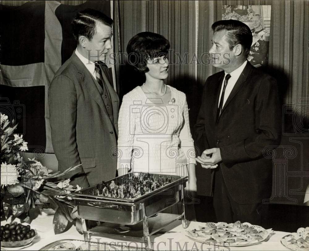 1969 Press Photo Paul Hansen confers with Mr. and Mrs. Ray Daugbjerg at event.- Historic Images