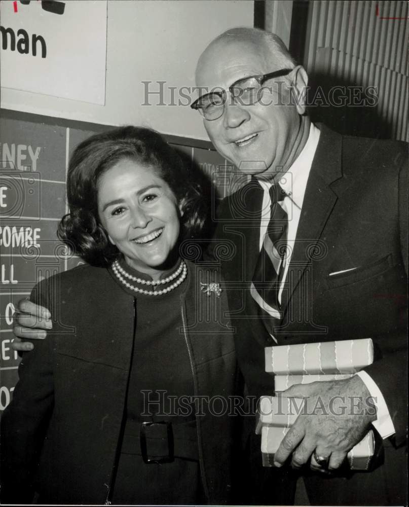 1963 Press Photo Mrs. J.R. Kaplan and John Heinzerling attend Victory Party- Historic Images