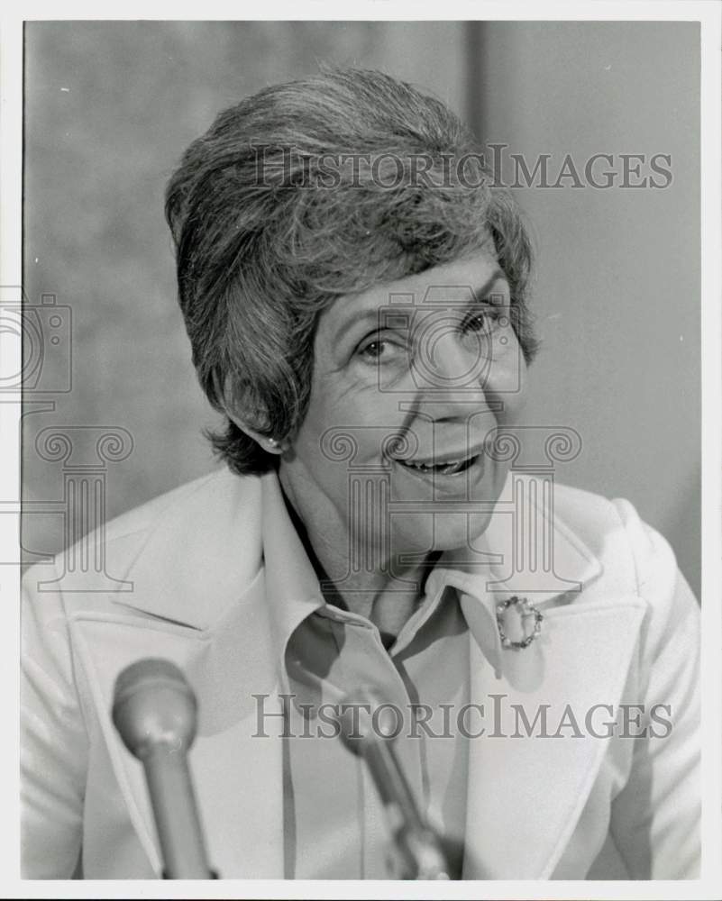 1975 Press Photo Mrs. Karl Kamrath, Houston school board member, before mikes.
