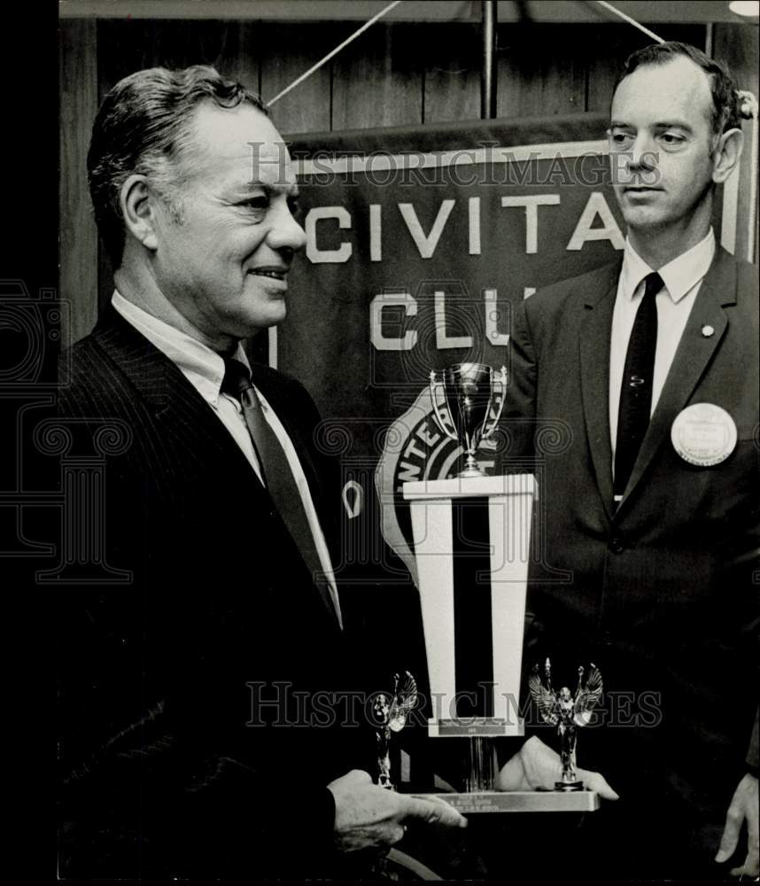 1969 Press Photo Judge Michael Gordon awarded by Keith Dutton at Houston lunch.- Historic Images