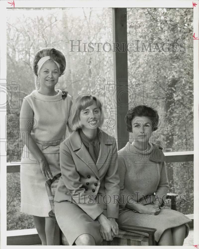 1966 Press Photo Mrs. Clark Edgecomb meets with other Assistance Guild members.- Historic Images