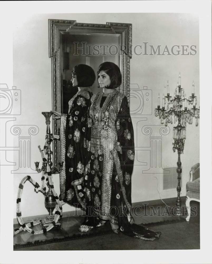 1965 Press Photo Kuwait's Bassima Al-Ghoussein poses before mirror. - hpa58549