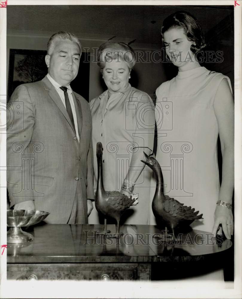 1967 Press Photo William Black with Museum of Natural Science guild members.- Historic Images