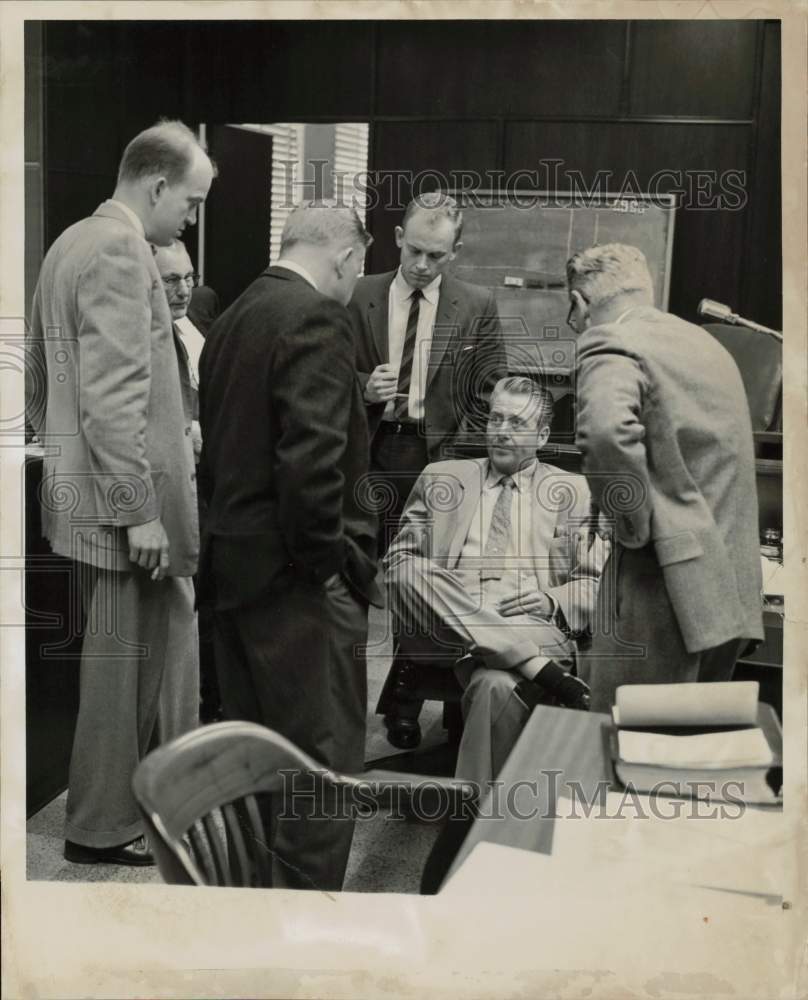 1959 Press Photo Judge Jimmie H. Duncan, seated, surrounded by attorneys.- Historic Images