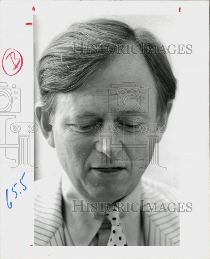 1979 Press Photo Tom Wolfe, author, with eyes downcast. - hpa58655- Historic Images