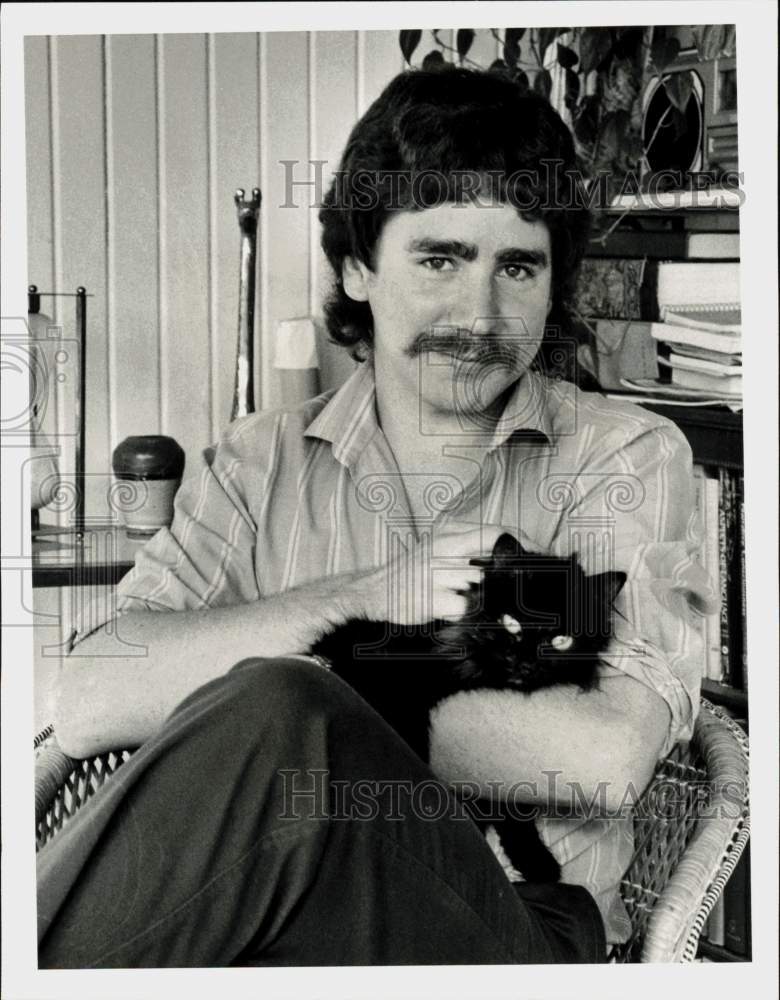 1986 Press Photo Author Tracey Daugherty relaxes at home with Jake the cat.- Historic Images