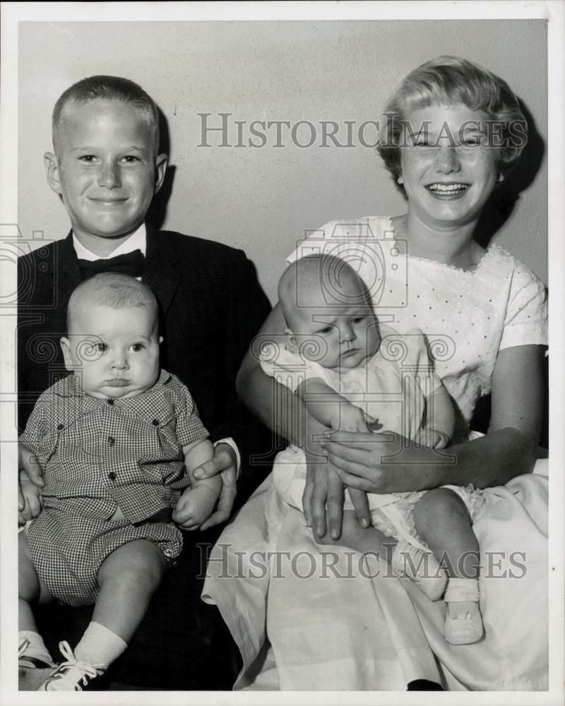 1960 Press Photo David and Diane Hall named god-parents of John and Joanne Davis- Historic Images