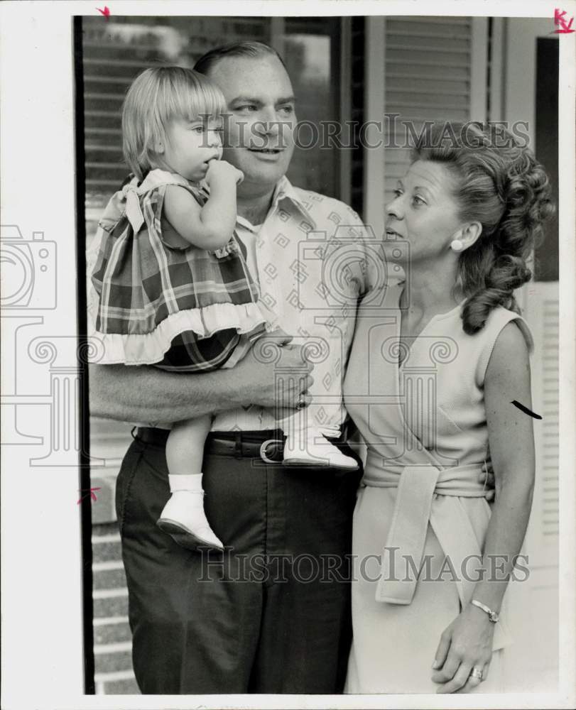 1972 Press Photo Former priest Thomas Doody with wife Irene and daughter, Quinn.- Historic Images